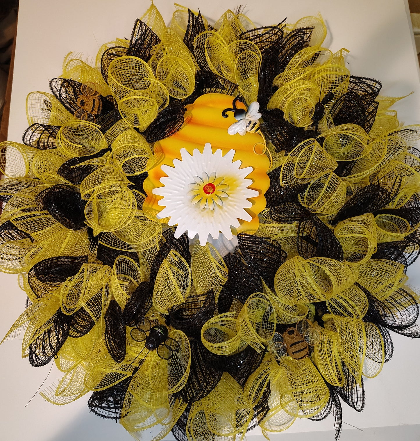 Bee wreath 14 in