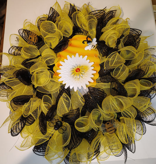 Bee wreath 14 in